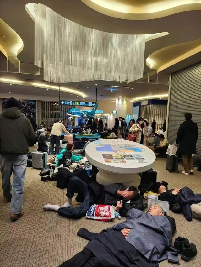 日本新千岁机场取消56架次航班	，7000余名旅客滞留，网友：“简直是灾难	”
