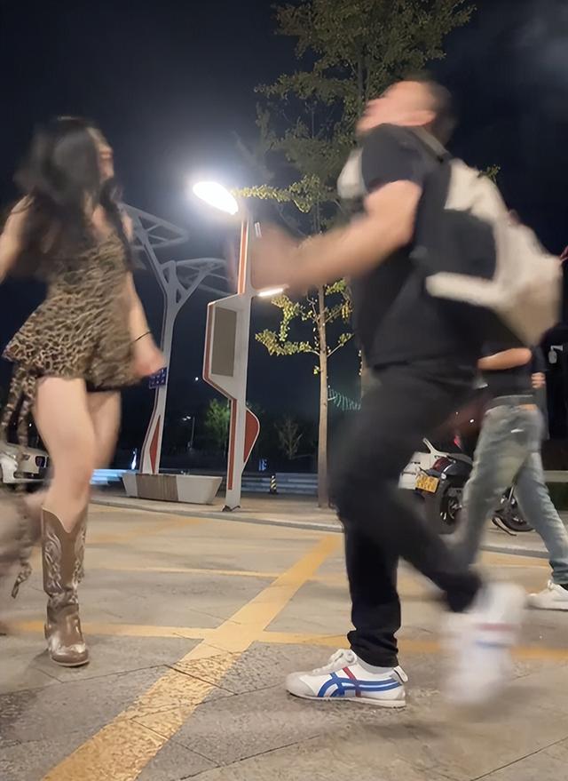 女孩跳舞被醉酒男骚扰，男友阻拦反被5人包围，警察处理大快人心