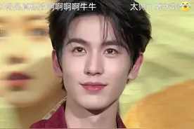 被身高190的张凌赫惊艳，皮带勒腰显身材，鼻翼那颗痣性感至极图片