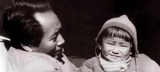 这是85岁的李讷近照，注意看她的坐姿，终于知道她为何没去纪念堂