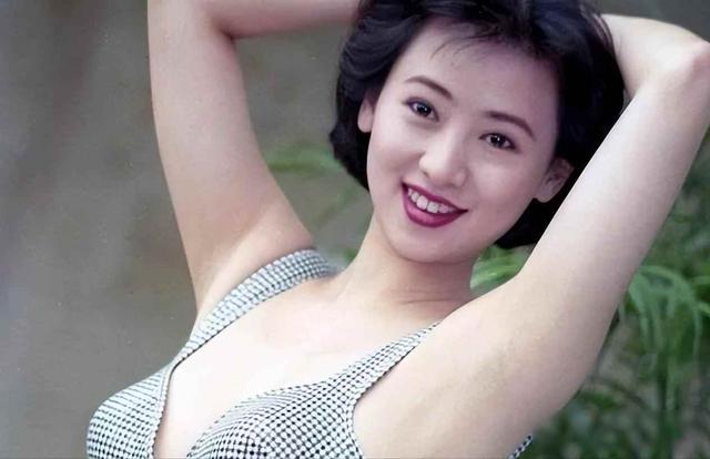 翁虹被骂艳星，她偏不认命，30年后活成别人看不懂的样子