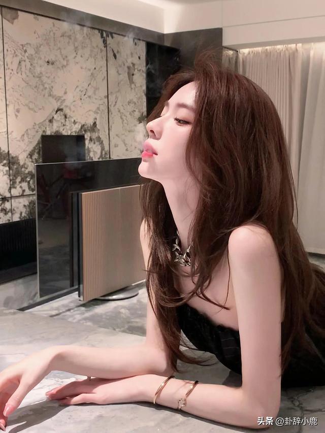 她是女娲的炫技之作，美貌绝伦，我彻底被她的美貌征服了