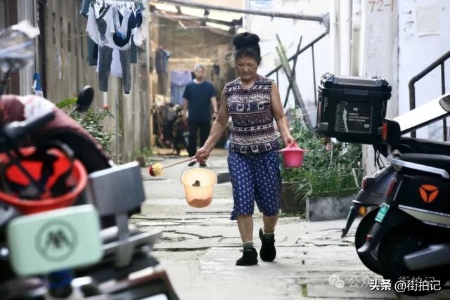 这条河边老街的“慢生活”：他们沿用数十年前的方式，一晃半生