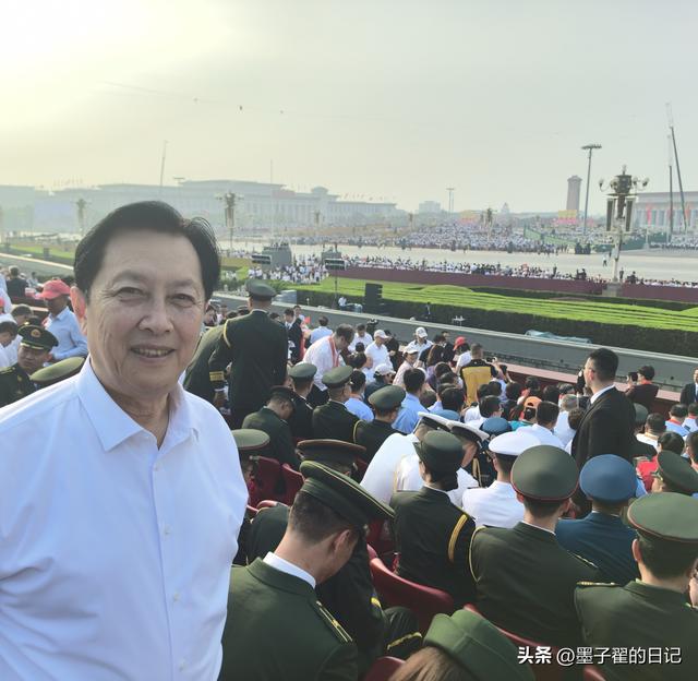 观礼阅兵不到1天，唐国强评论区乱成一团，国籍和接广告引起争议