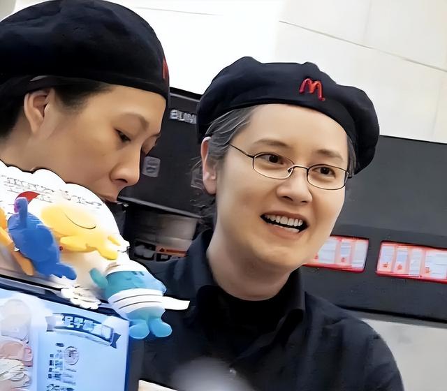 她认干爹，拍风月片，被导演霸王硬上弓，靠山去世后沦为服务员