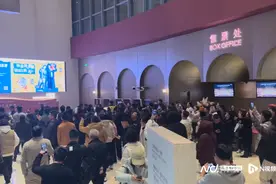 太突然！知名男歌手上海演出，观众聚集大喊“退票”…最新提醒：谨慎购买图片