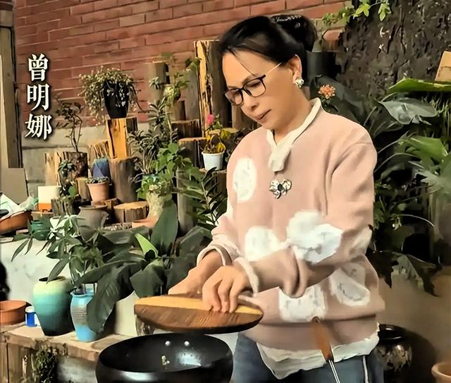 赖昌星前妻曾明娜现状：独居3000平老宅，种花做饭，活成人生赢家