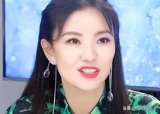 和撒贝宁同居四年，却转身和富豪在一起，没想到如今却沦落至此