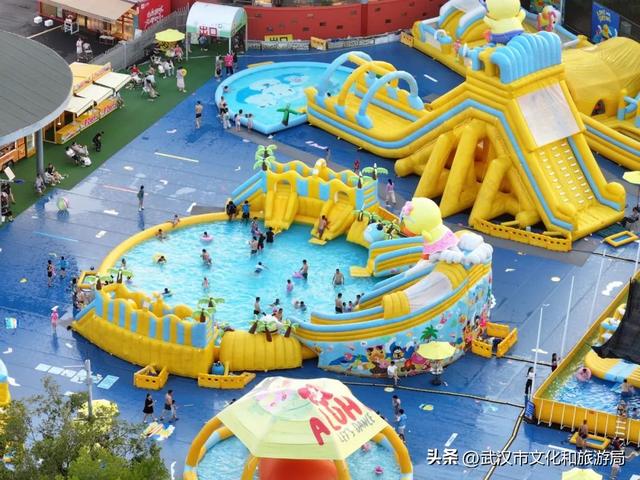 8米高的小黄鸭萌力全开，抓住暑期尾声来一起玩水