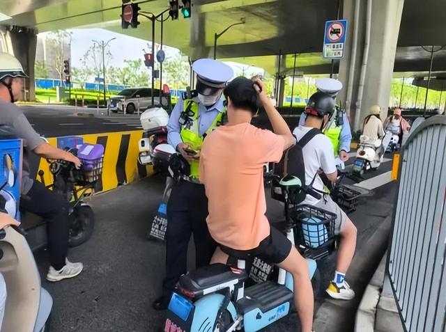 “老头乐”被禁后，多地出现新型接娃方式！合规上路，不查不扣