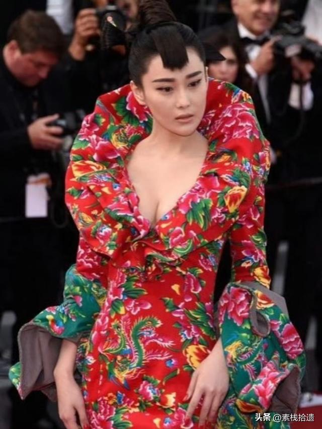 张馨予身穿重达25斤 礼服亮相，半透视黑色蕾丝连衣裙性感霸气