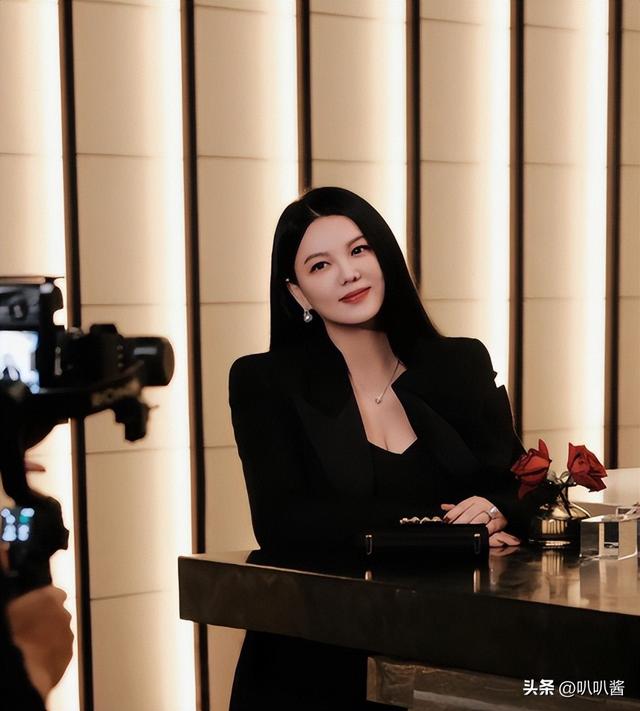 李湘被禁关5天后	，家境被扒底朝天，父母身份曝光，果然不简单