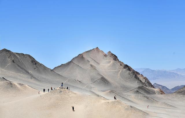 青海黑独山成热门打卡地， 游客络绎不绝赏"月球奇观"