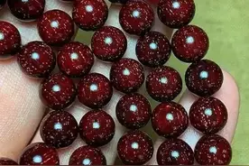 6种能盘出玻璃底的木质手串：盘串的最高境界。图片