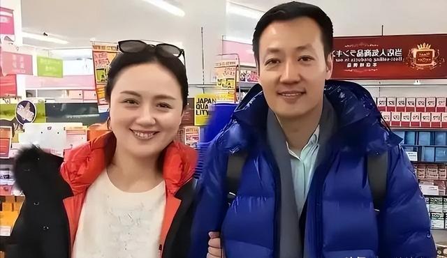 朱媛媛去世不到1年，52岁辛柏青现身春晚彩排，恶心的一幕出现了