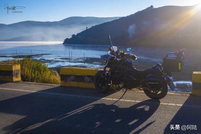 大理有个水库跟金沙江相通，风光潋滟，是本地人露营的宝藏去处