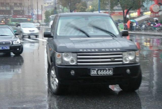 江苏路虎停北京4年未动，66666车牌螺丝生锈，揽胜为何没人要？