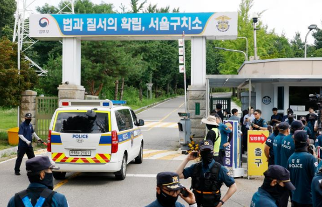一周拒捕两次，10个壮汉都制不住，韩国前总统尹锡悦彻底丢掉了自己的体面，现场究竟有多夸张？