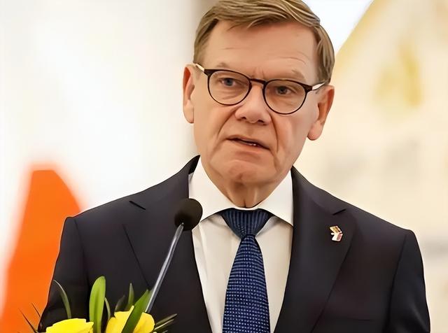 日本话音刚落，又一国介入台海，专机已经离华	，要逼中国做3件事