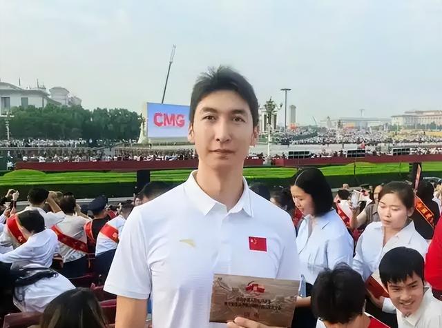 被央视怒批，脑袋空空，德不配位，难怪阅兵从不邀请“流量”明星