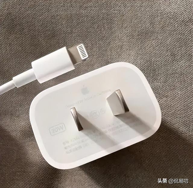 苹果40W快充头藏玄机：iPhone17充电快了，还能充Mac？