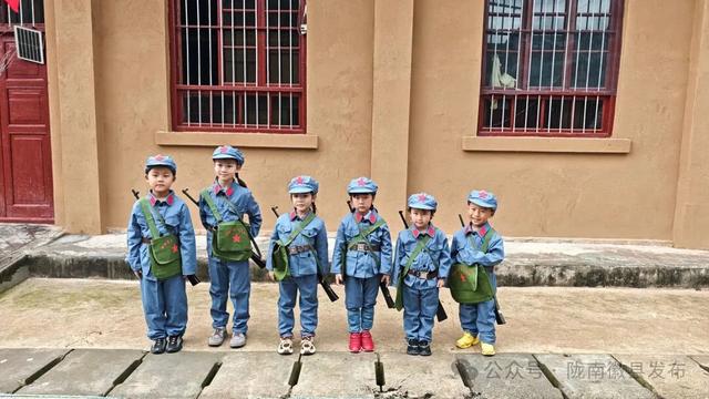 “老街遛弯儿+草莓炫腹” 双buff叠满 农文旅融合解锁嗨玩新姿势～