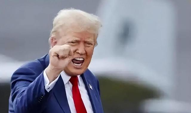 特朗普四字回应暴露：对台111亿军售的代价，美国藏不住了？