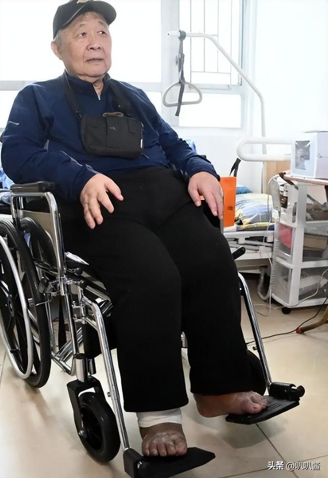 出名后出轨保姆，气死原配，如今77岁的他晚景凄凉，子女与其割席