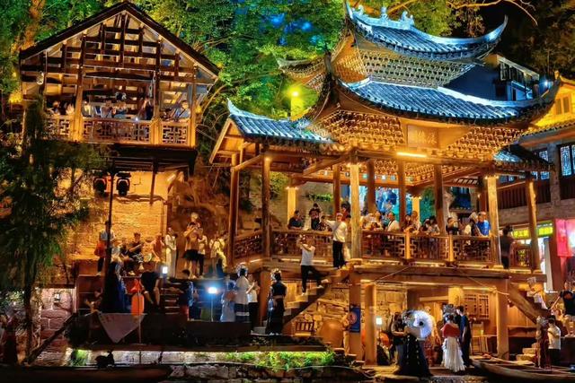 湖南这个千年古镇，被誉为“土家第一镇”，挂在瀑布上的千年王宫