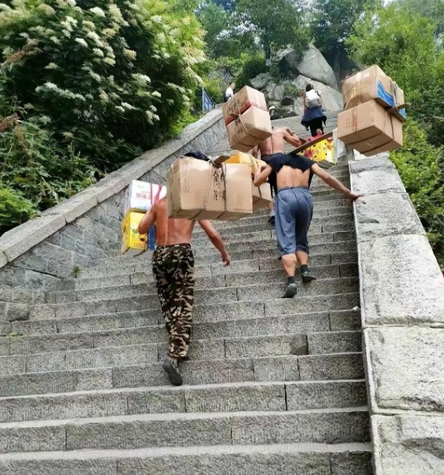 该淘汰的为何留下？老君山仍用挑山工，给技术进步打个“补丁”