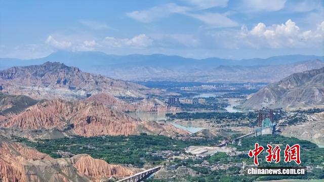 航拍青海尖扎夏日黄河沿岸风光