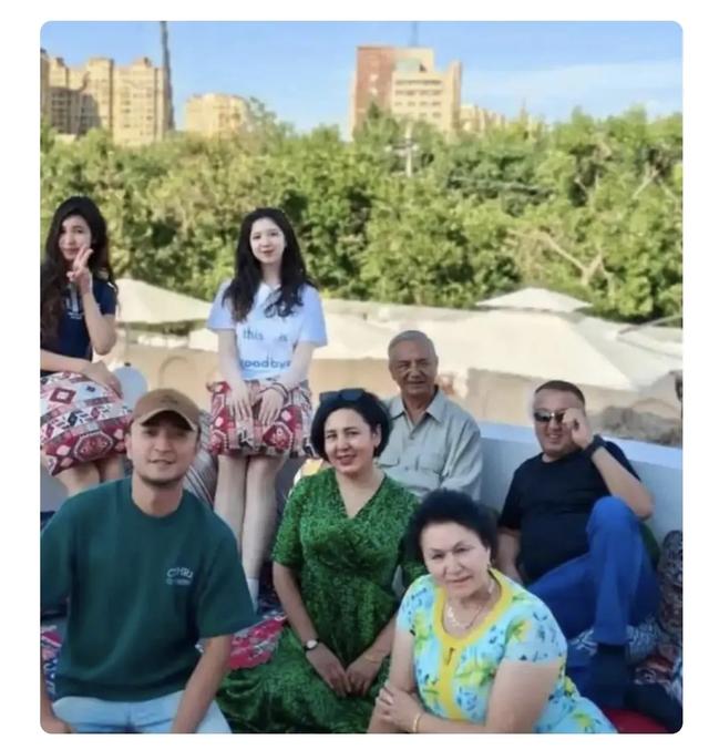 闯祸了！央视主持人出国旅游，携妻女高调炫海外生活，被网友骂惨