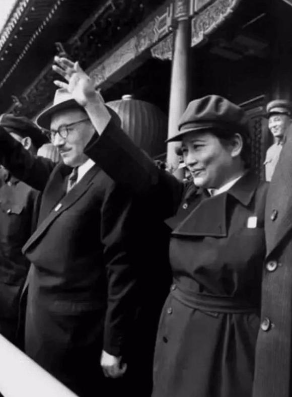 孙中山和宋庆龄的一张真实合影！真是太美了，颜值碾压影视演员！