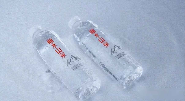 央视国宴上的那瓶水火了！不是娃哈哈，更不是农夫山泉