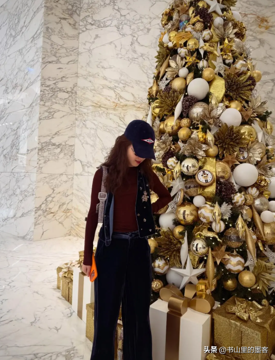 章泽天陪刘强东迪拜过圣诞	，疑住3万一晚酒店，打扮精致却穿脏鞋