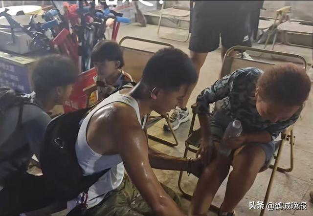 泰山惊现 “女王团”！女子花 3 万请 24 个帅小伙陪爬，全程笑到合不拢嘴：值爆了！