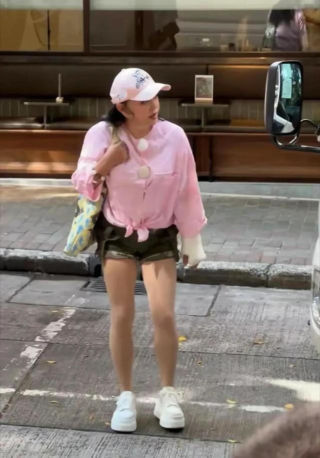 钱再多有什么用？75岁刘晓庆近况曝光，上节目意外摔倒、反应迟缓