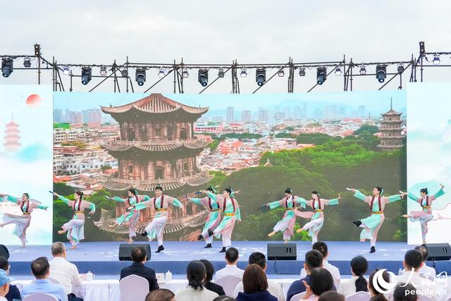 “一卷阅八闽”在福州梁厝开卷：秋光正好，客来古厝寻书香