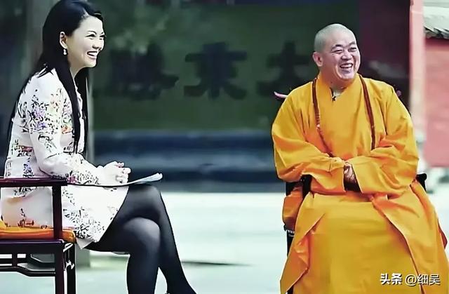 释永信与美女的同框，他笑起来的时候挺憨厚的，同框个个是美女！