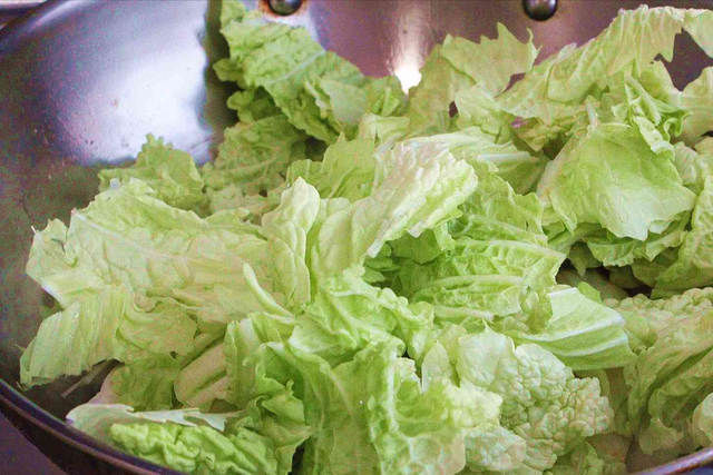 白菜炖豆腐时，先炖白菜还是先炖豆腐？大厨教您正确做法	，真好吃