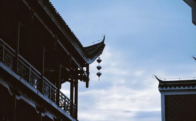 文旅项目陷“倒闭潮”，花20亿打造的古城，游客不买账亏损超10亿