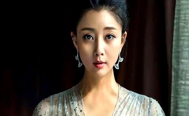 她是演员中的女富豪，豪车多的开不过来，如今45岁却活得像20岁