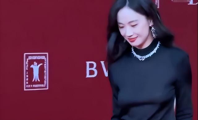 这跟不穿有啥区别？32岁李梦真空上阵，几乎全裸，简直太大胆
