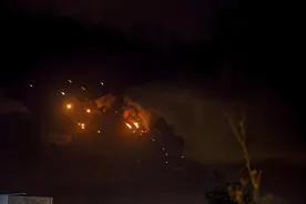 德黑兰变成火海，伊朗300枚导弹反击，再次遭到以军70架战机轰炸图片