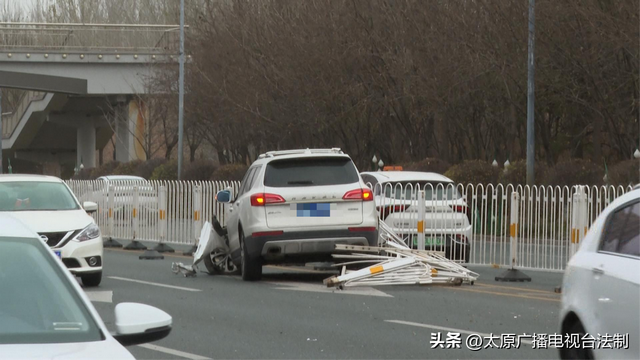 太原突发车祸 车辆被撞飞3个车道