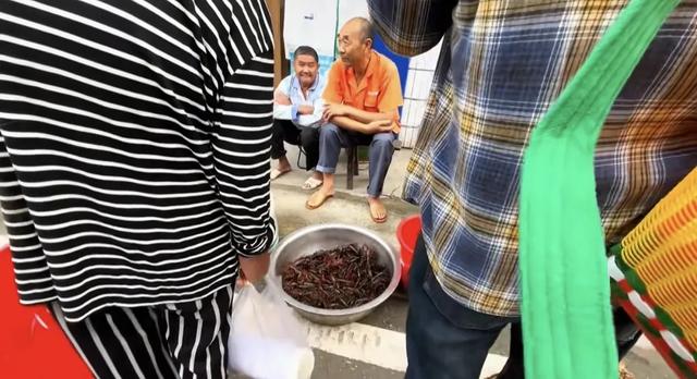 四川山村小镇赶场的真实景象，70后看了是什么感觉？