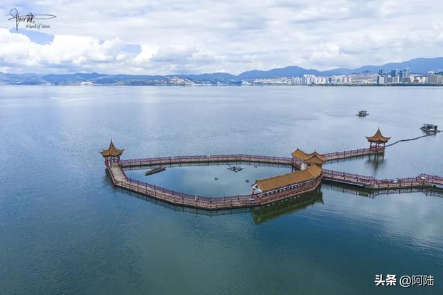 可惜,如此精彩的海心亭却空无一人,俨然成了洱海最孤独的景点