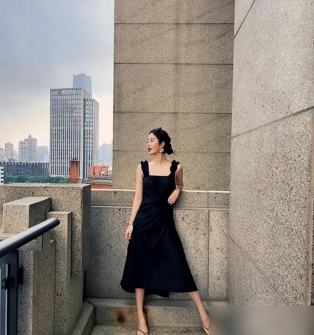 原来“丝巾”用对了这么洋气、高级？学杨采钰这样搭衣服，太美了