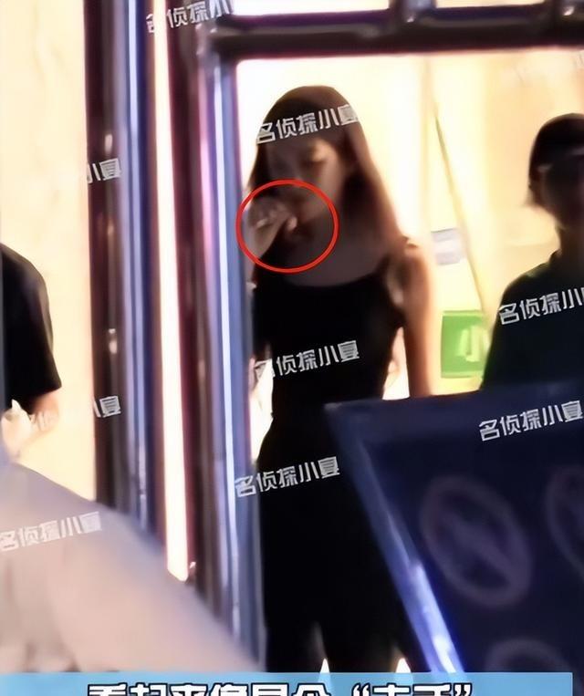 19岁李嫣跟老爸聚餐！手不离烟动作熟练，170cm身材干瘪太像王菲