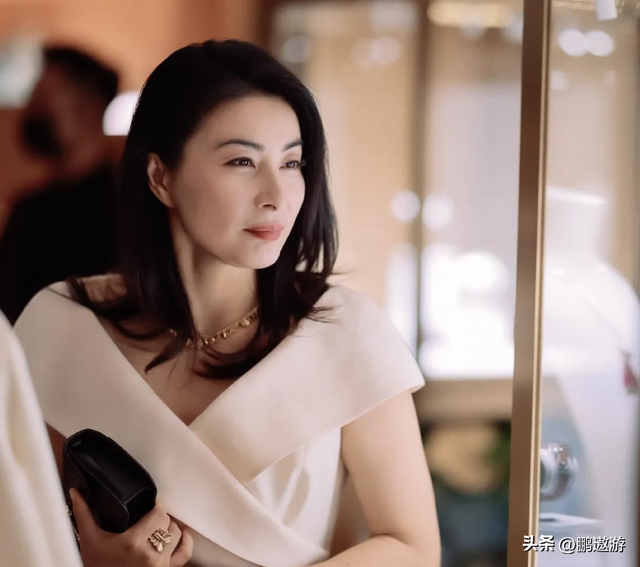 霍震霆没想到，44岁儿媳郭晶晶再次官宣喜讯，让整个阔太圈沉默了